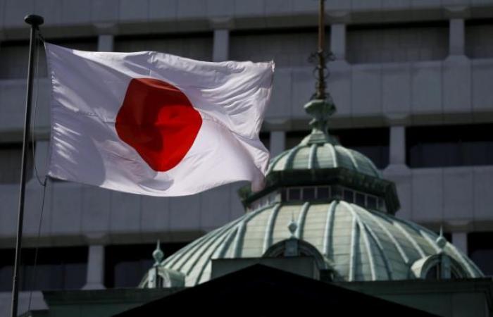 A Japanese flag flutters atop the Bank of Japan building in Tokyo May 22, 2015.