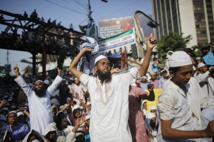 Islamic activists shout slogans during a grand rally in Dhaka April 6, 2013.
