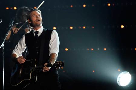 Blake Shelton performs "Gonna" at the 49th Annual Country Music Association Awards in Nashville, Tennessee November 4, 2015.