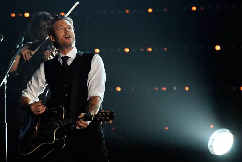 Blake Shelton performs "Gonna" at the 49th Annual Country Music Association Awards in Nashville, Tennessee November 4, 2015.