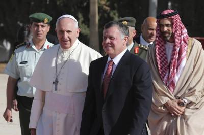 Jordan's King Abdullah (front, R) bids farewell to Pope Francis, who is leaving for the West Bank after his visit to Jordan, at Queen Alia International Airport in Amman May 25, 2014. Pope Francis flies to the West Bank on Sunday to start the most delicate part of his stay in the Middle East, with visits to the Palestinian Territories and Israel, where his every word will be scrutinized.