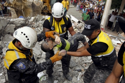 Police officers carry the body of a victim after an earthquake struck off Ecuador's Pacific coast, at Tarqui neighborhood in Manta, Ecuador, April 17, 2016.