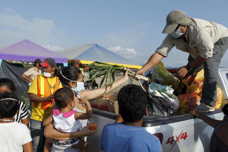 People receive donations from volunteers as rescue efforts continue in Pedernales, Ecuador, after an earthquake struck off Ecuador's Pacific coast, April 20, 2016.