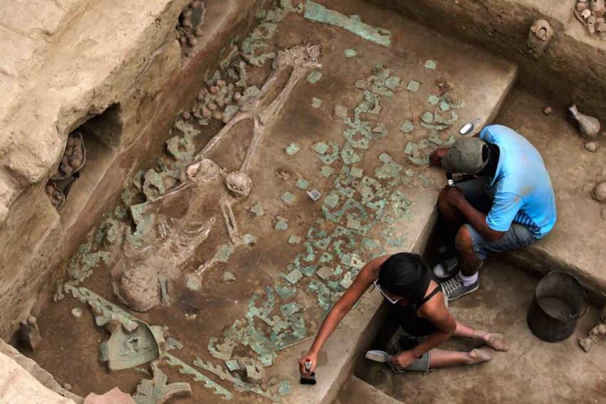 Archeology students and workers clean the tomb of a priestess of the Moche culture recently excavated and found at San Jose de Moro Archaeological site in Trujillo August 2, 2013. Researchers and students from the Pontifical Catholic University of Peru found the tomb of the priestess of the Moche culture dating some 1,200 years old. The tomb contains the body of the priestess covered in copper plates with seven companions and ceramic vessels pottery. Luis Jaime Castillo, project manager of San Jose De Moro arqueologico site, said a copper headdress and other ornaments found revealled the body to be that of a priestess.The site is a ceremonial and funerary complex located in the north coast of Peru.