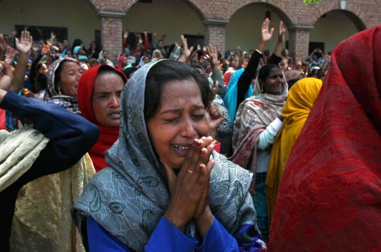 Women from the Christian community mourn for their relatives, who were killed by a suicide attack on a church, during their funeral in Lahore, March 17, 2015. Suicide bombings outside two churches in Lahore killed 14 people and wounded nearly 80 others during services on Sunday in attacks claimed by a faction of the Pakistani Taliban.