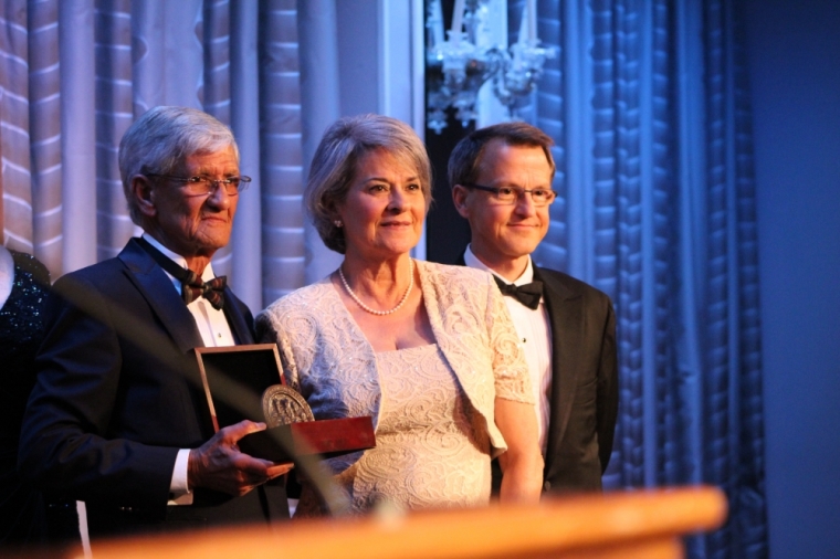 Former prisoner of conscience, author, poet and artist Armando Valladares (L) his wife Martha (C) and president of the Becket Fund for Religious Liberty, William P. Mumma (R) at the Canterbury Medal Dinner in New York City on Thursday May 12, 2016. Valladares was awarded the prestigious medal for displaying courage in defense of religious freedom in Cuba where he spent 22 years in prison.