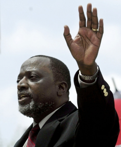 Former U.S. presidential candidate Alan Keyes speaks to about 1,500 supporters a day after a monument of the Ten Commandments was removed from the rotunda and moved to a undisclosed area of the Alabama Judicial Building in Montgomery, Alabama in this August 28, 2003 file photo.