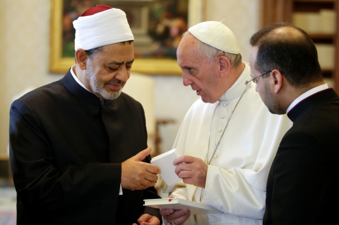 Pope Francis exchanges gifts with Sheikh Ahmed Mohamed el-Tayeb (L), Egyptian Imam of al-Azhar Mosque, at the Vatican, May 23, 2016.