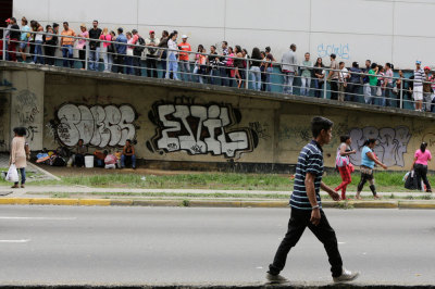 People line up to try to buy basic food items outside a supermarket in Caracas, Venezuela June 1, 2016.