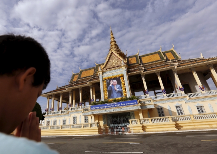 A man prays in front of the Royal Palace during the third anniversary of late king Norodom Sihanouk's death, in Phnom Penh October 15, 2015. Norodom Sihanouk died on October 15, 2012 in Beijing at the age of 89.