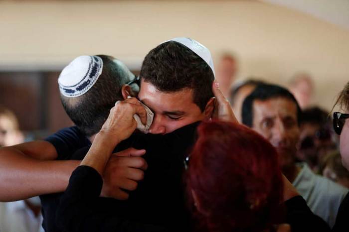 Relatives and friends mourn during the funeral of Ido Ben Ari, one of four Israelis who was killed in an Palestinian shooting attack in Tel Aviv, at a cemetery in Yavne, Israel, June 9, 2016.