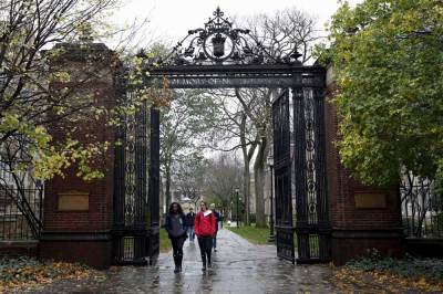 Students walk on the campus of Yale University in New Haven, Connecticut November 12, 2015. More than 1,000 students, professors and staff at Yale University gathered on Wednesday to discuss race and diversity at the elite Ivy League school, amid a wave of demonstrations at U.S. colleges over the treatment of minority students.