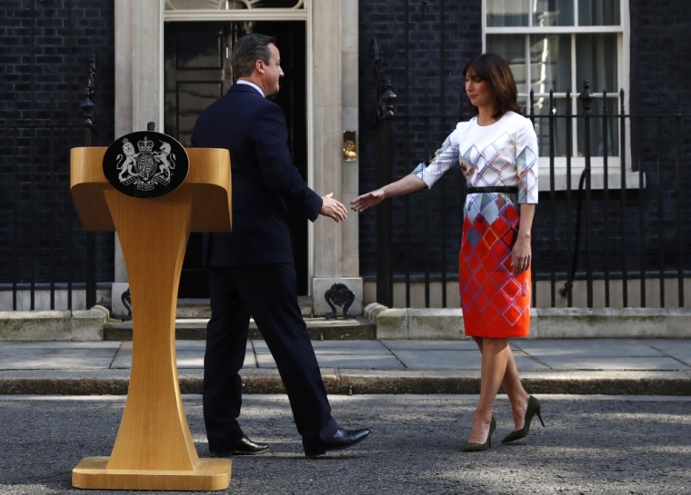 Britain's Prime Minister David Cameron his wife Samantha walk back into 10 Downing Street after he spoke about Britain voting to leave.