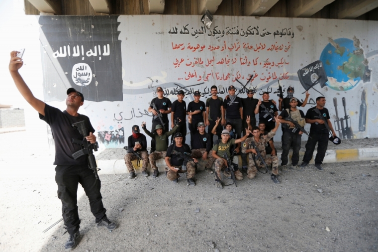 Iraqi counterterrorism forces pose for a picture in Falluja, Iraq, June 26, 2016.