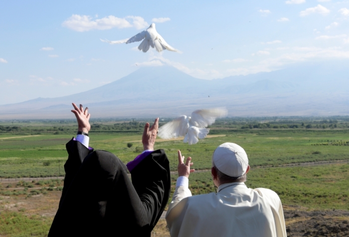 Pope Francis (R) and Catholicos of All Armenians Karekin II Armenia release white doves in front of Mount Ararat after a ceremony at the Khor Virap monastery, June 26, 2016.