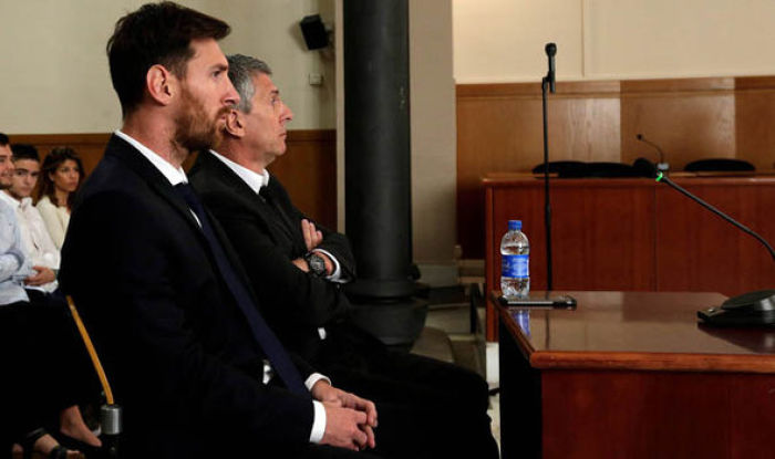 Barcelona's Argentine soccer player Lionel Messi (L) sits in court with his father Jorge Horacio Messi during their trial for tax fraud in Barcelona, Spain, June 2, 2016.