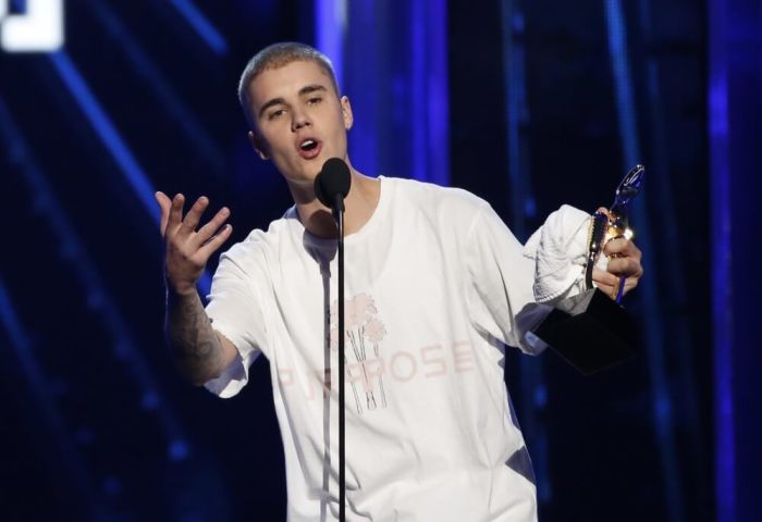 Justin Bieber accepts the award for Top Male Artist at the 2016 Billboard Awards in Las Vegas, Nevada, May 22, 2016.