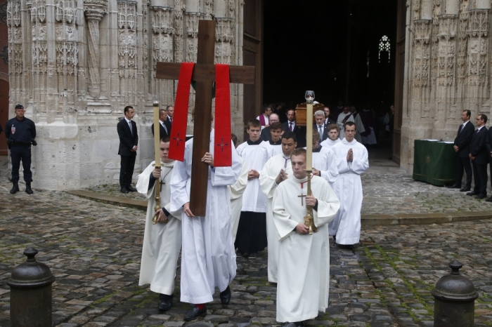 Pallbearers carry the coffin of slain French parish priest Father Jacques Hamel after a funeral ceremony at the Cathedral in Rouen, France, August 2, 2016. Father Jacques Hamel was killed last week in an attack on a church at Saint-Etienne-du-Rouvray near Rouen that was carried out by assailants linked to Islamic State.