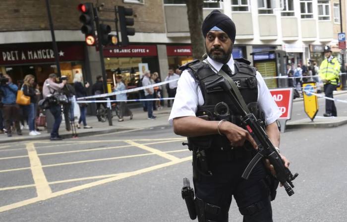 An armed police officer attends the scene of a knife attack in Russell Square in London, Britain August 4, 2016.