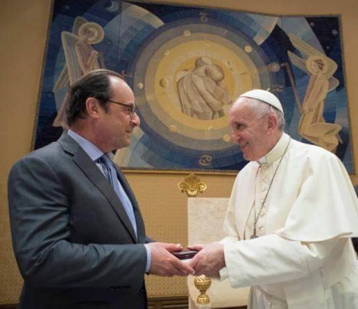 Pope Francis exchanges gifts with French President Francois Hollande at the Vatican August 17, 2016.