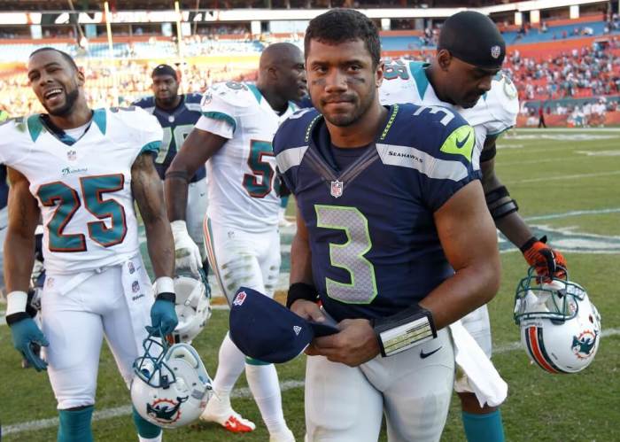 Seattle Seahawks' Quarterback Russell Wilson ( C ) leaves the field after losing to the Miami Dolphins in this NFL football game in Miami Gardens, Florida, November 25, 2012.