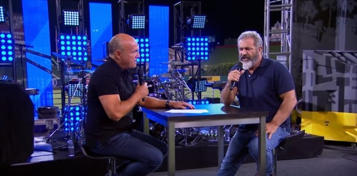 Pastor Greg Laurie interviews avtor and director Mel Gibson at SoCal Harvest Crusade 2016 in Anaheim, California, August 28, 2016.