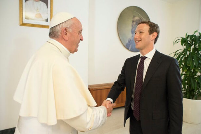 Facebook founder Mark Zuckerberg (right) met Pope francis (left) at the Vatican on August 29, 2016.