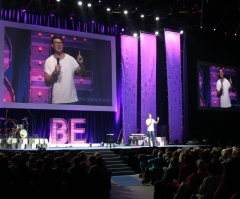 Pastor Judah Smith Tells 8,000 Women They Are God's Favorite
