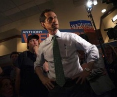 Anthony Weiner Flips Off Reporters After Crushing Loss in NY Mayoral Campaign