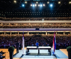 Nick Vujicic Asks Paraguay's Congress to Kneel and Pray During Parliament Session