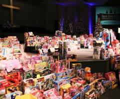 Texas Church Gives Away $30,000 in Gift Cards, Over 1,000 Gifts for Families in Need