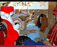 Santa Claus Bows to Baby Jesus in Baptist Church's Live Nativity Scene (PHOTO)