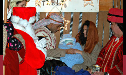 Santa Claus Bows to Baby Jesus in Baptist Church's Live Nativity Scene (PHOTO)