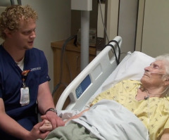 Hospital Nurse Soothes Pain and Brings Patients to Tears by Singing to Them, Sings 'Amazing Grace' (VIDEO)