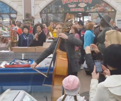 With Ukraine Under Threat of War, Orchestra Flash Mob Inspires Shoppers With 'Ode to Joy' (VIDEO)