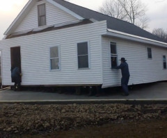 Watch 80 Amish Pick Up and Move a House by Hand (VIDEO)