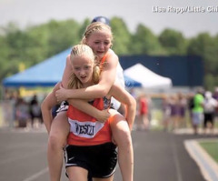 When She Got Hurt During a Race, Her Twin Sister Did the Most Beautiful Thing - See Their Inspiring Story (VIDEO)