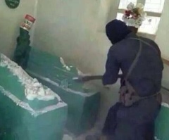 ISIL Members Dig Up Grave of Biblical Prophet Jonah, Torch 11 Churches as Christian Population Rapidly Shrinks in Iraq