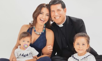 Former Catholic Priest Ousted for Breaking Celibacy Vow Prefers Married Life, Fatherhood Over Priesthood
