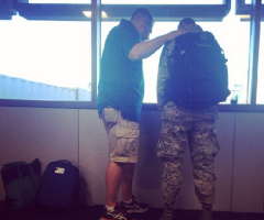 Country Music Star's Photo of Praying Soldier Goes Viral