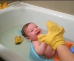 Baby Can't Control Her Laughter While Taking a Bath (VIDEO)