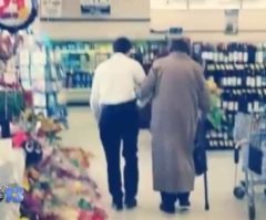 Young Man Goes Above and Beyond for One Lady at a Grocery Store – Inspiring Act of Kindness