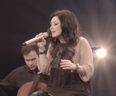 Kari Jobe Sings a Live Powerful Version of 'I Am Not Alone' That Will Give You Chills