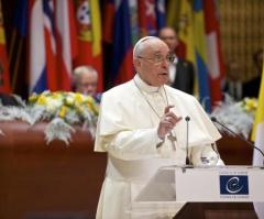 Pope Francis Says Door of Dialogue With ISIS Should Never Close; Warns Fighting Terrorism Leads to Deaths of Innocents