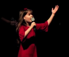 7-Year-Old With a Beautiful Voice Sings 'What Child Is This'