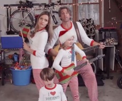 Awesome Family Sends Out a Funny Christmas Cards in Their PJs -- #Jammietime