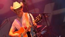 Country Singer Aaron Watson Incorporates Faith Into New Song 'That's Why God Loves Cowboys'