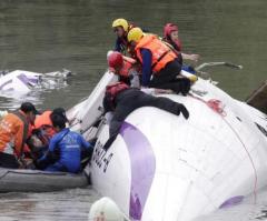 At Least 19 Dead After TransAsia Plane Crashes in Taiwan River; Watch Shocking Footage