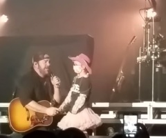 Country Star Does Something Amazing on Stage for A Little Girl Battling Cancer