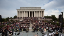 Thousands Gather at Lincoln Memorial for Easter Sunrise Worship Service, Newsboys Lead Singer Michael Tait Sings 'We Believe'